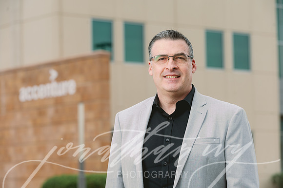 JonathanIvy-Accenture-GlennHoward-Headshots-032023-01