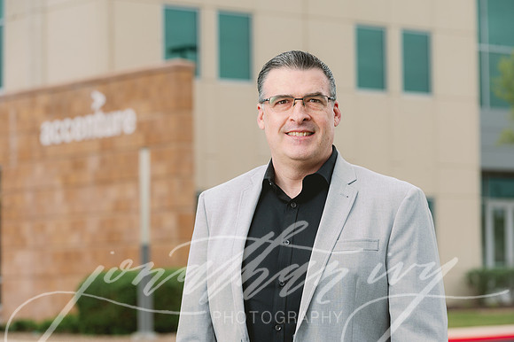 JonathanIvy-Accenture-GlennHoward-Headshots-032023-04