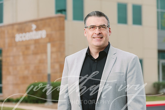 JonathanIvy-Accenture-GlennHoward-Headshots-032023-03
