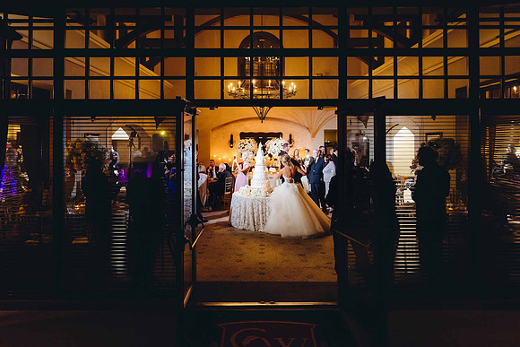 bride-and-groom-cutting-the-cake