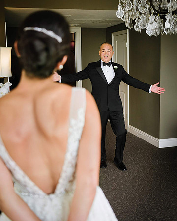 dad-first-look-with-daughter