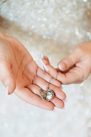 wedding-details-bride-holding-locket